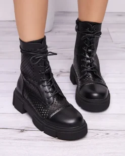 Workery|Botki Bez Ocieplenia^Royalfashion Ażurowe czarne damskie botki na płaskim obcasie Rolika - Obuwie czarny