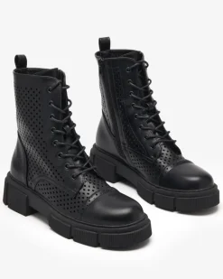 Workery|Botki Bez Ocieplenia^Royalfashion Ażurowe czarne damskie botki na płaskim obcasie Rolika - Obuwie czarny