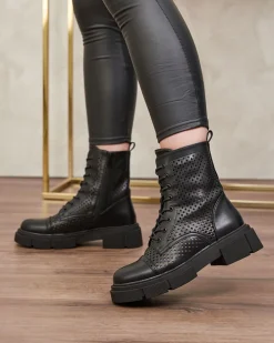 Workery|Botki Bez Ocieplenia^Royalfashion Ażurowe czarne damskie botki na płaskim obcasie Rolika - Obuwie czarny