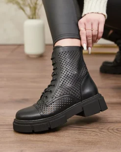 Workery|Botki Bez Ocieplenia^Royalfashion Ażurowe czarne damskie botki na płaskim obcasie Rolika - Obuwie czarny