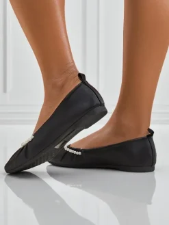 Buty Na Wielkie Wyjście|Baleriny Klasyczne^Royalfashion Baleriny Callisto Nero – Czarne baleriny z ekoskóry z perełkami, płaski obcas czarny