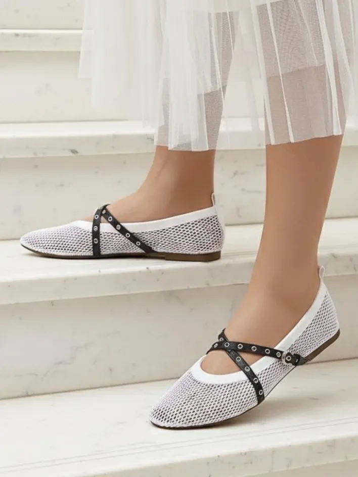 Baleriny Klasyczne^Royalfashion Baleriny Calista Bianca – siateczkowe białe buty damskie z czarnymi paskami biały