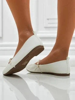 Buty Na Wielkie Wyjście|Baleriny Klasyczne^Royalfashion Białe baleriny damskie Callista z łańcuszkiem – skóra ekologiczna, klasyka Włoch biały