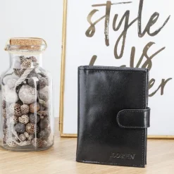 Portfele^Royalfashion Czarny portfel męski zapinany guzikiem - Akcesoria