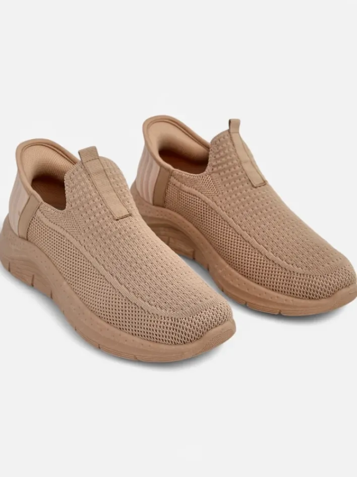 Ugc|Bieganie, Ćwiczenia I Trening^Royalfashion Damskie buty slip on Selene Beżowe – wygodne sneakersy na płaskim obcasie jasny brązowy