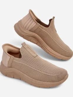 Ugc|Bieganie, Ćwiczenia I Trening^Royalfashion Damskie buty slip on Selene Beżowe – wygodne sneakersy na płaskim obcasie jasny brązowy
