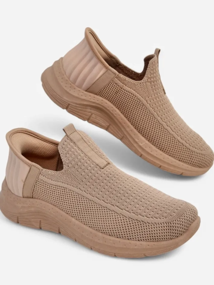 Ugc|Bieganie, Ćwiczenia I Trening^Royalfashion Damskie buty slip on Selene Beżowe – wygodne sneakersy na płaskim obcasie jasny brązowy