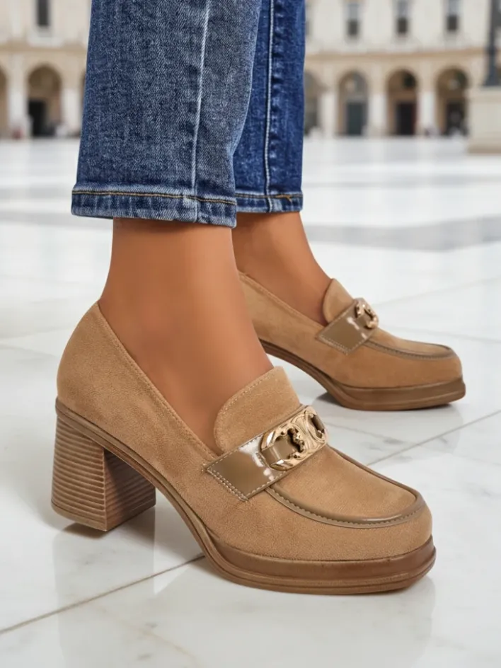 Mokasyny Na Obcasie^Royalfashion Damskie Loafers Perseida – jasnobrązowe zamszowe na słupku eleganckie jasny brązowy