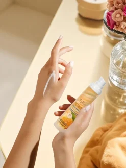 Dłonie^Royalfashion EraRose Aurelia - krem do rąk z witaminą C, 3-kolorowa pielęgnacja, 60g