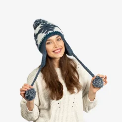 Czapki I Kapelusze^Royalfashion Granatowa damska ocieplana czapka w śnieżynki z pomponami - Akcesoria Granatowy