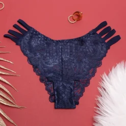 Brazyliany^Royalfashion Granatowe koronkowe majtki damskie typu brazyliany z paseczkami - Bielizna Granatowy