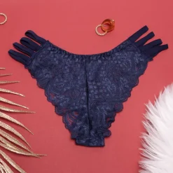 Brazyliany^Royalfashion Granatowe koronkowe majtki damskie typu brazyliany z paseczkami - Bielizna Granatowy