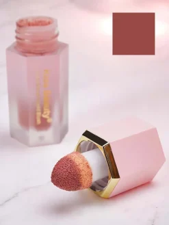 Twarz^Royalfashion Kiss Beauty Płynny Róż do policzków z gąbeczką kolor Crush
