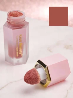 Twarz^Royalfashion Kiss Beauty Płynny Róż do policzków z gąbeczką kolor SunSet