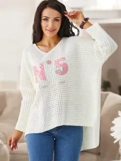 Swetry^Royalfashion Akrylowy damski sweter dzianinowy z napisami biały