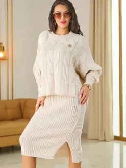 Komplety Damskie^Royalfashion Akrylowy pleciony komplet damski ze swetrem i spódnicą Warm&Fuzzy beżowy