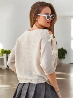 Swetry^Royalfashion Akrylowy sweter damski z ozdobnymi rękawami z kokardkami beżowy