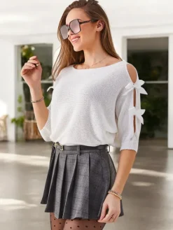 Swetry^Royalfashion Akrylowy sweter damski z ozdobnymi rękawami z kokardkami biały