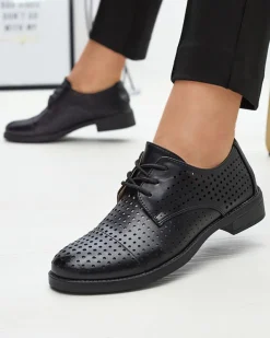 Półbuty^Royalfashion Ażurowe czarne damskie eko skórzane półbuty Azedvo czarny