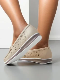 Mokasyny Na Płaskiej Podeszwie^Royalfashion Ażurowe damskie mokasyny Cerro beżowy