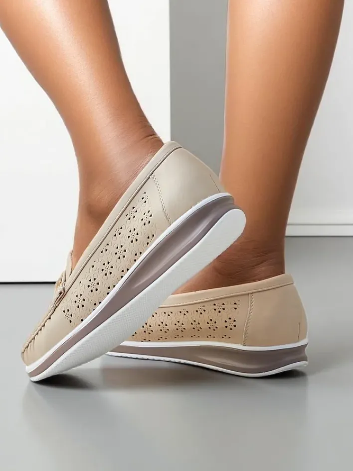 Mokasyny Na Płaskiej Podeszwie^Royalfashion Ażurowe damskie mokasyny Cerro beżowy