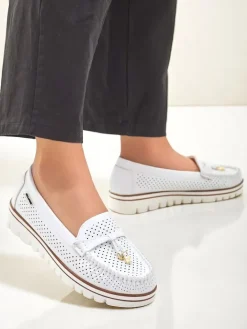 Mokasyny Na Płaskiej Podeszwie^Royalfashion Ażurowe damskie mokasyny Elissas biały