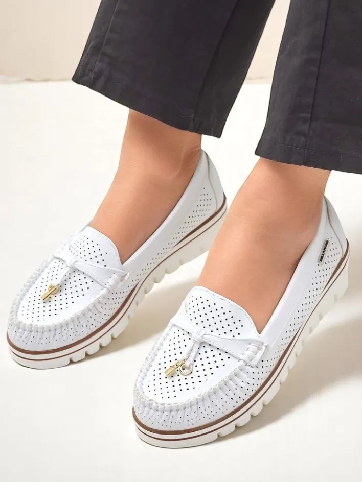 Mokasyny Na Płaskiej Podeszwie^Royalfashion Ażurowe damskie mokasyny Elissas biały