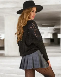 Swetry^Royalfashion Ażurowy sweter damski z koronką czarny