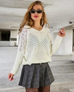 Swetry^Royalfashion Ażurowy sweter damski z koronką biały