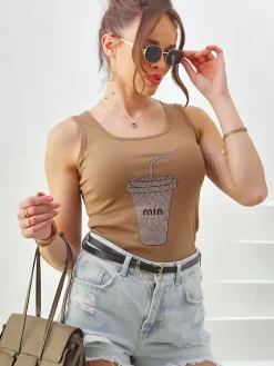 Bluzki / Koszule / Koszulki^Royalfashion Bawełniana bluzka damska na ramiączkach z kubeczkiem z cyrkonii jasny brązowy