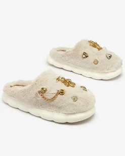 Kapcie^Royalfashion Beżowe damskie futrzane kapcie z ozdobami Erserra beżowy