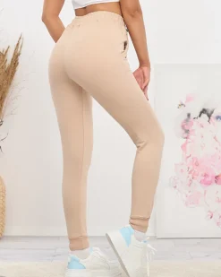 Spodnie Dresowe^Royalfashion Beżowe damskie spodnie dresowe z kolorową naszywką beżowy