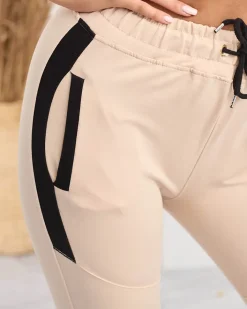 Spodnie Dresowe^Royalfashion Beżowe damskie spodnie dresowe z czarnymi wstawkami beżowy