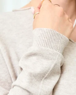 Swetry^Royalfashion Beżowo- szary sweter damski z dekoltem w serek beżowy