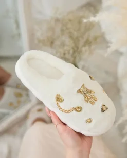 Kapcie^Royalfashion Białe damskie futrzane kapcie z ozdobami Erserra biały