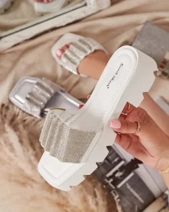 Klapki Na Obcasie^Royalfashion Białe klapki damskie z cyrkoniami Emkoy biały