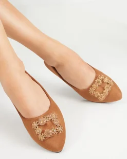 Baleriny Klasyczne^Royalfashion Brązowe damskie eko-zamszowe balerinki z ozdobą Linselisa brązowy