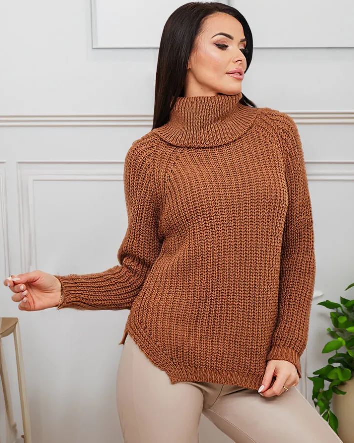 Swetry^Royalfashion Camelowy damski sweter z golfem brązowy