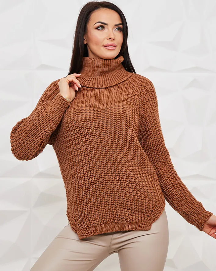 Swetry^Royalfashion Camelowy damski sweter z golfem brązowy