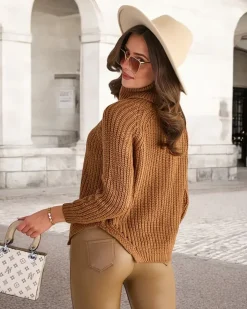 Swetry^Royalfashion Camelowy damski sweter z golfem brązowy