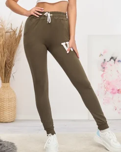 Spodnie Dresowe^Royalfashion Ciemnozielone damskie spodnie dresowe z kolorową naszywką zielony