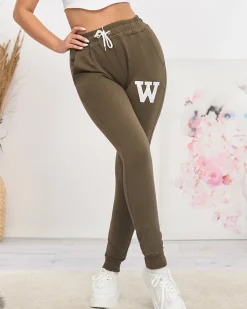 Spodnie Dresowe^Royalfashion Ciemnozielone damskie spodnie dresowe z kolorową naszywką zielony