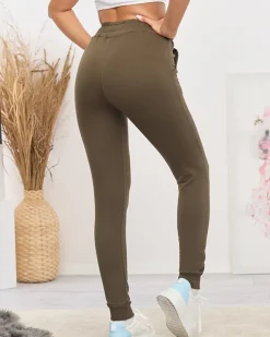 Spodnie Dresowe^Royalfashion Ciemnozielone damskie spodnie dresowe z kolorową naszywką zielony