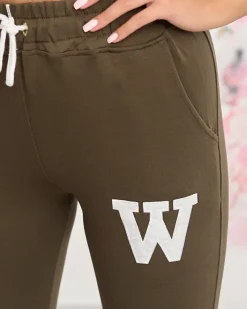 Spodnie Dresowe^Royalfashion Ciemnozielone damskie spodnie dresowe z kolorową naszywką zielony