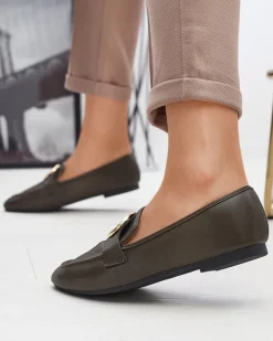 Mokasyny Na Płaskiej Podeszwie^Royalfashion Ciemnozielone mokasyny damskie ze złotą ozdobą Uletta zielony