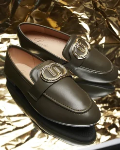 Mokasyny Na Płaskiej Podeszwie^Royalfashion Ciemnozielone mokasyny damskie ze złotą ozdobą Uletta zielony