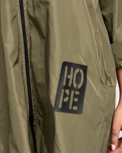 Kurtki / Marynarki / Płaszcze^Royalfashion Ciemnozielona damska długa kurtka typu wiatrówka z ozdobami zielony