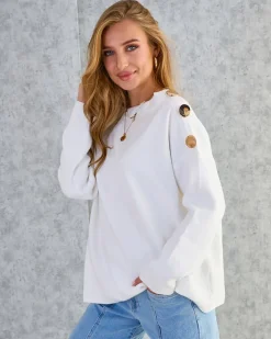 Swetry^Royalfashion Cienki damski sweter z ozdobami na ramionach biały