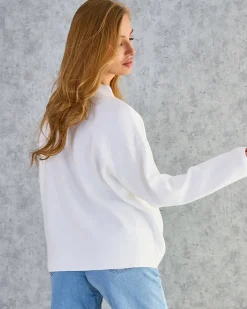 Swetry^Royalfashion Cienki damski sweter z ozdobami na ramionach biały