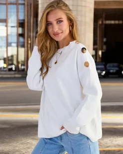 Swetry^Royalfashion Cienki damski sweter z ozdobami na ramionach biały